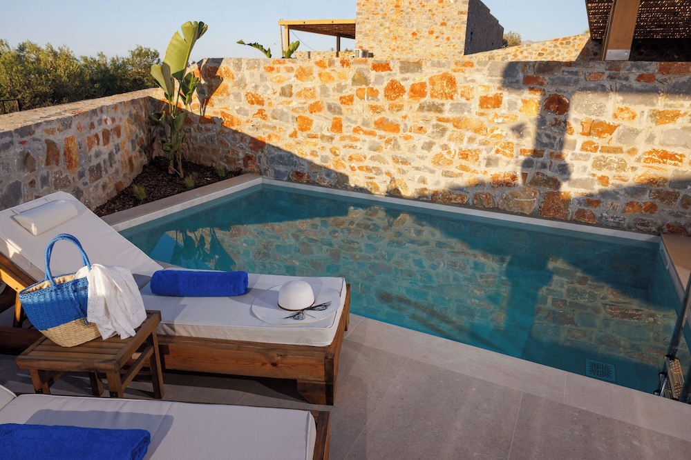 Deos Luxury Suites — Swimming pool in Hersonissos