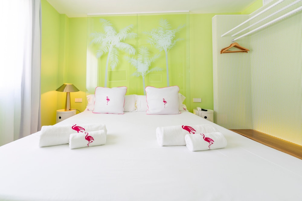 Tropicana Ibiza Suites - Adults Only — Hotel rooms in Playa d'en Bossa, Balearic Islands