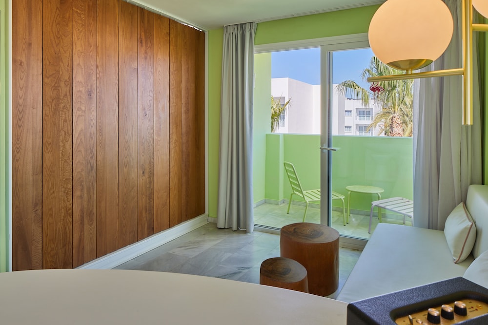 Tropicana Ibiza Suites - Adults Only — Hotel rooms in Playa d'en Bossa, Balearic Islands