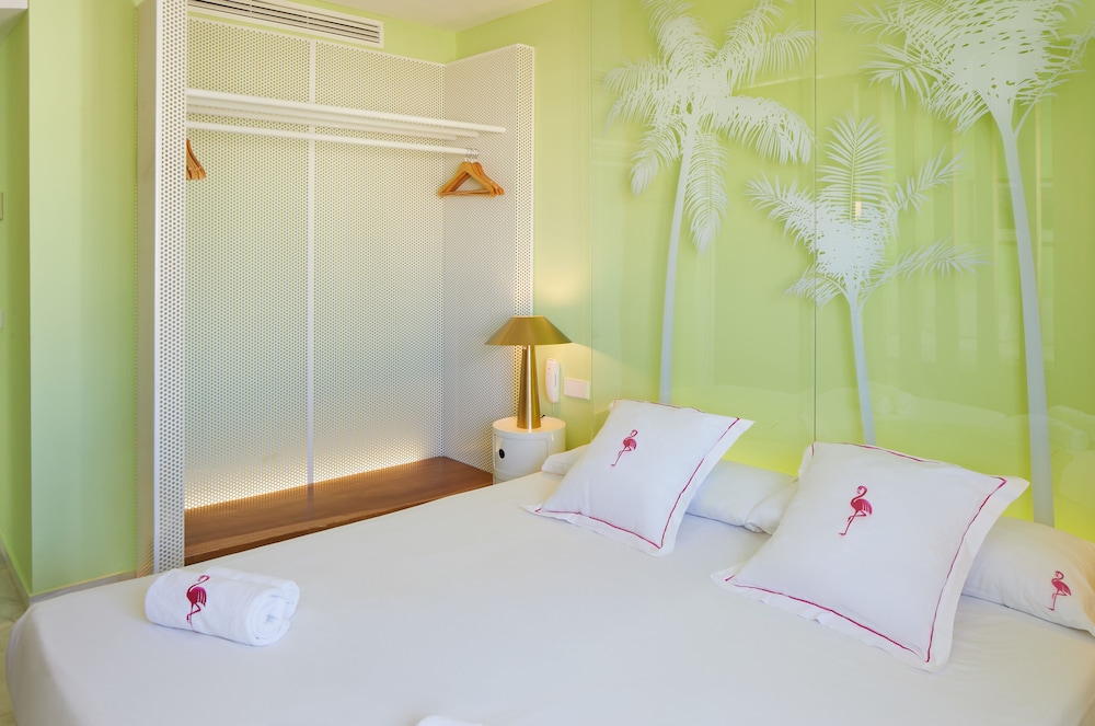 Tropicana Ibiza Suites - Adults Only — Hotel rooms in Playa d'en Bossa, Balearic Islands