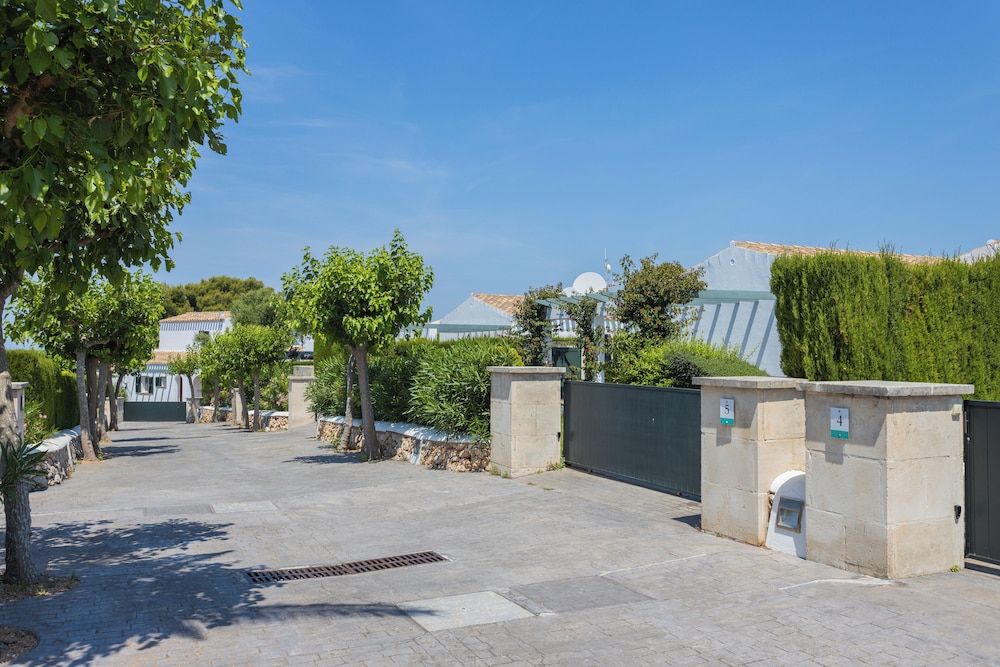 Villas Finesse — Hotel building in Son Bou, Balearic Islands