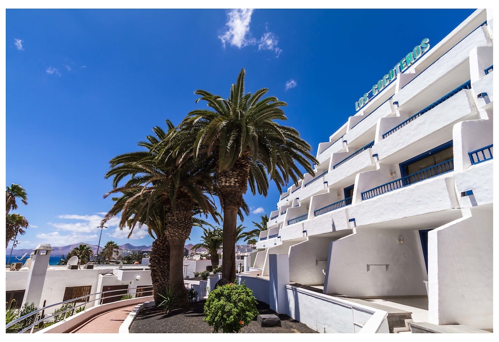 BLUESEA Los Cocoteros — Hotel building in Puerto del Carmen, Canary Islands