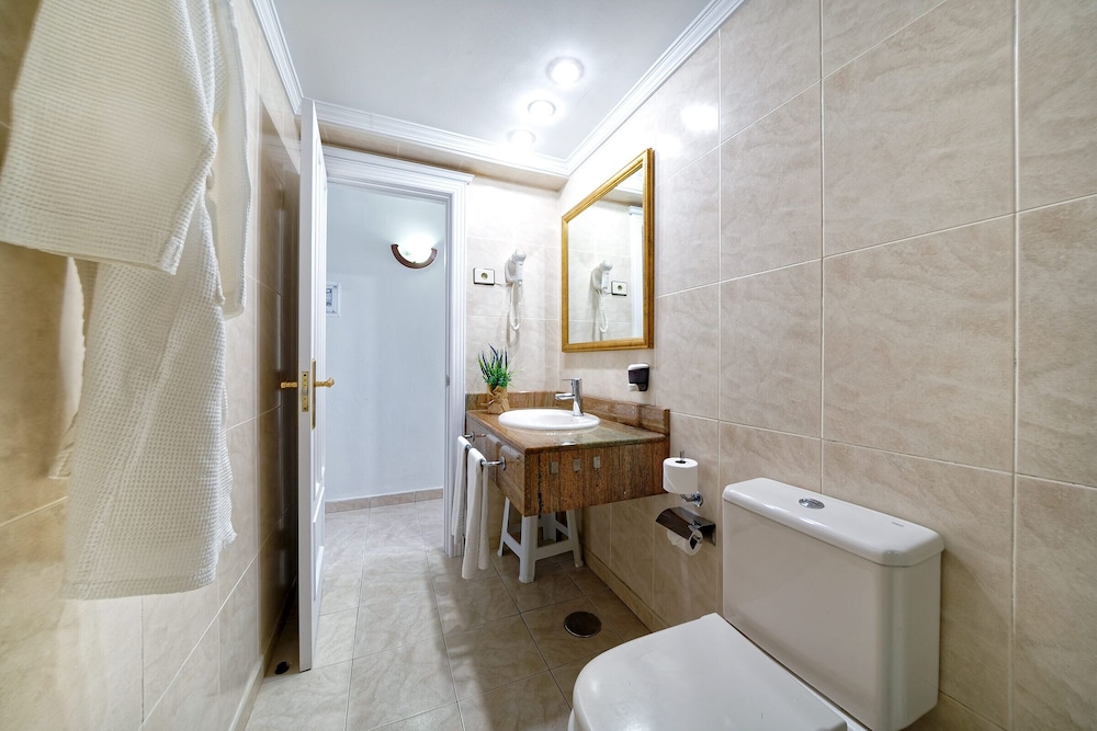 BLUESEA Los Cocoteros — Hotel rooms in Puerto del Carmen, Canary Islands