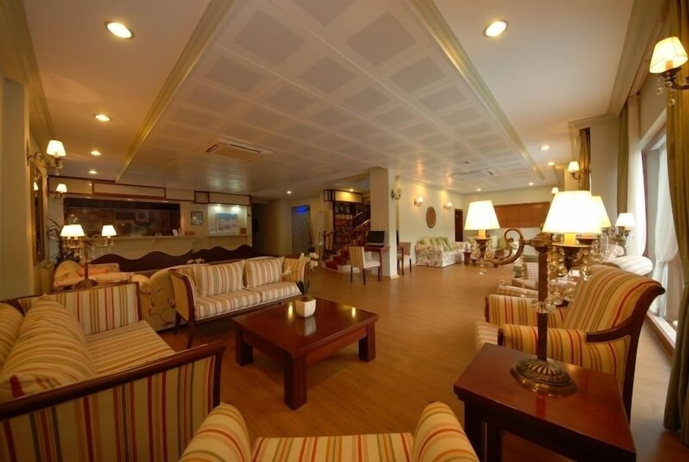 Hotel Devamlı — Hotel building in İçmeler, Mugla