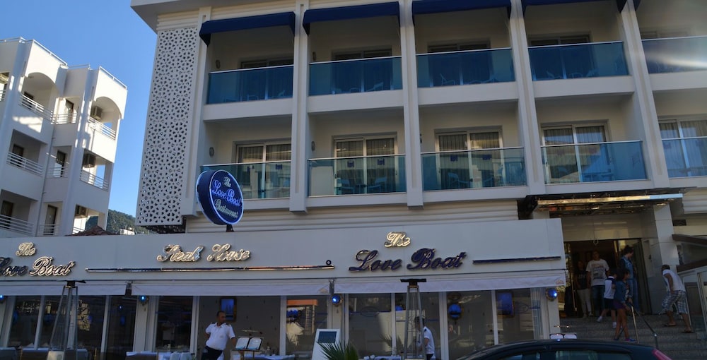 Hotel Devamlı — Hotel building in İçmeler, Mugla