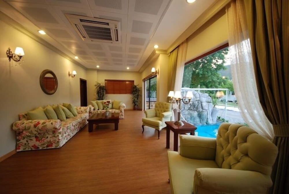 Hotel Devamlı — Swimming pool in İçmeler, Mugla