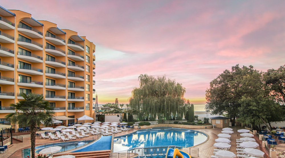 Grifid Arabella Hotel - Ultra All inclusive & Aquapark — Swimming pool in Golden Sands, Varna Region