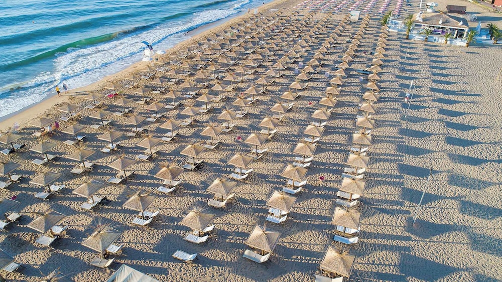 Grifid Arabella Hotel - Ultra All inclusive & Aquapark — Beach in Golden Sands, Varna Region