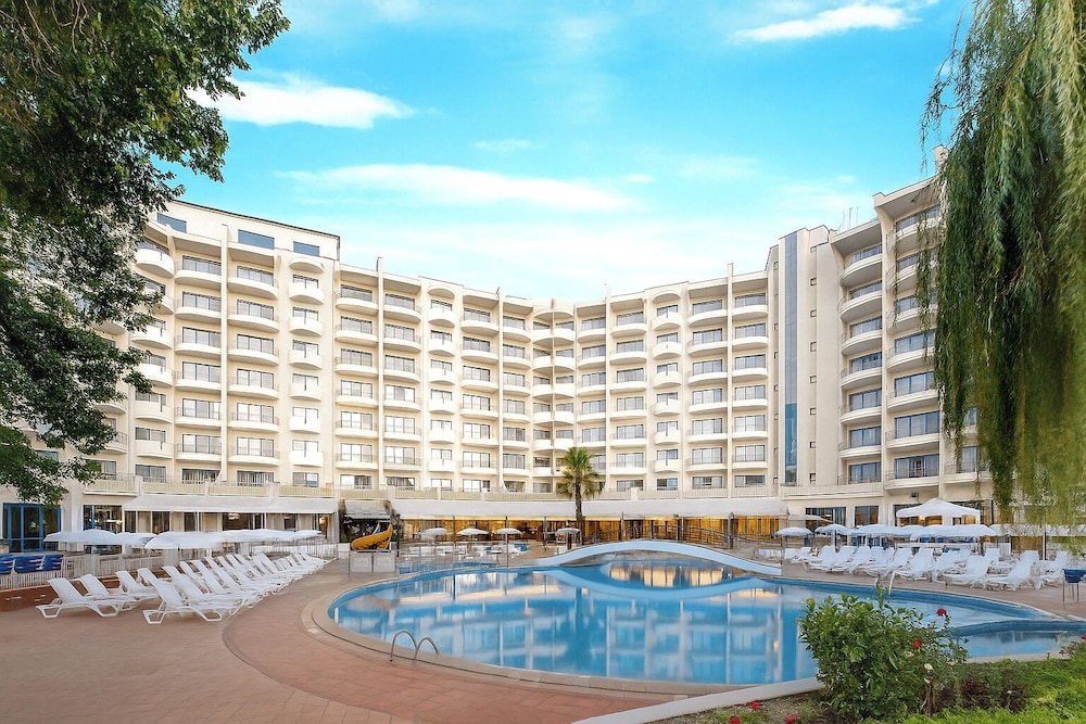 Grifid Arabella Hotel - Ultra All inclusive & Aquapark — Swimming pool in Golden Sands, Varna Region