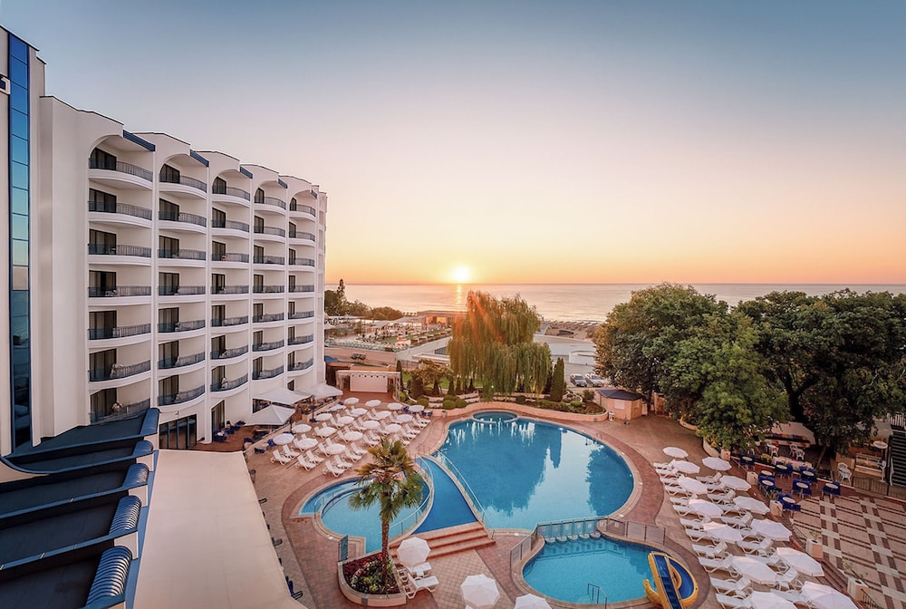 Grifid Arabella Hotel - Ultra All inclusive & Aquapark — Swimming pool in Golden Sands, Varna Region
