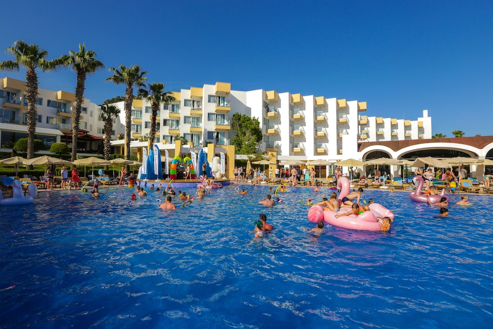 Fortezza Beach Resort — Swimming pool in Hisarönü, Mugla