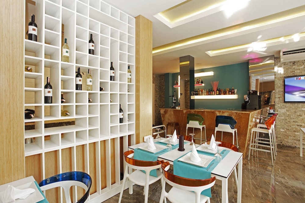 Kleopatra Suit Hotel — Restaurant & bars in Alanya