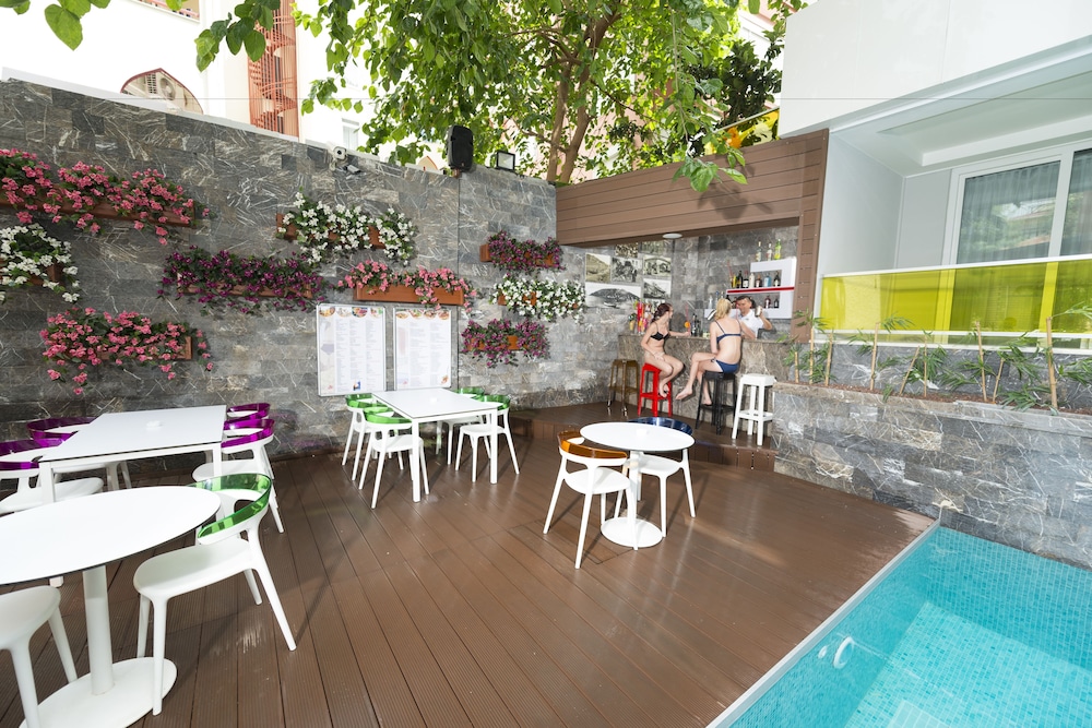 Kleopatra Suit Hotel — Restaurant & bars in Alanya