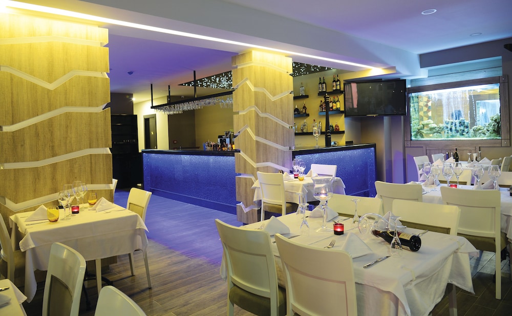 Ozgur Bey Spa Hotel — Restaurant & bars in Alanya