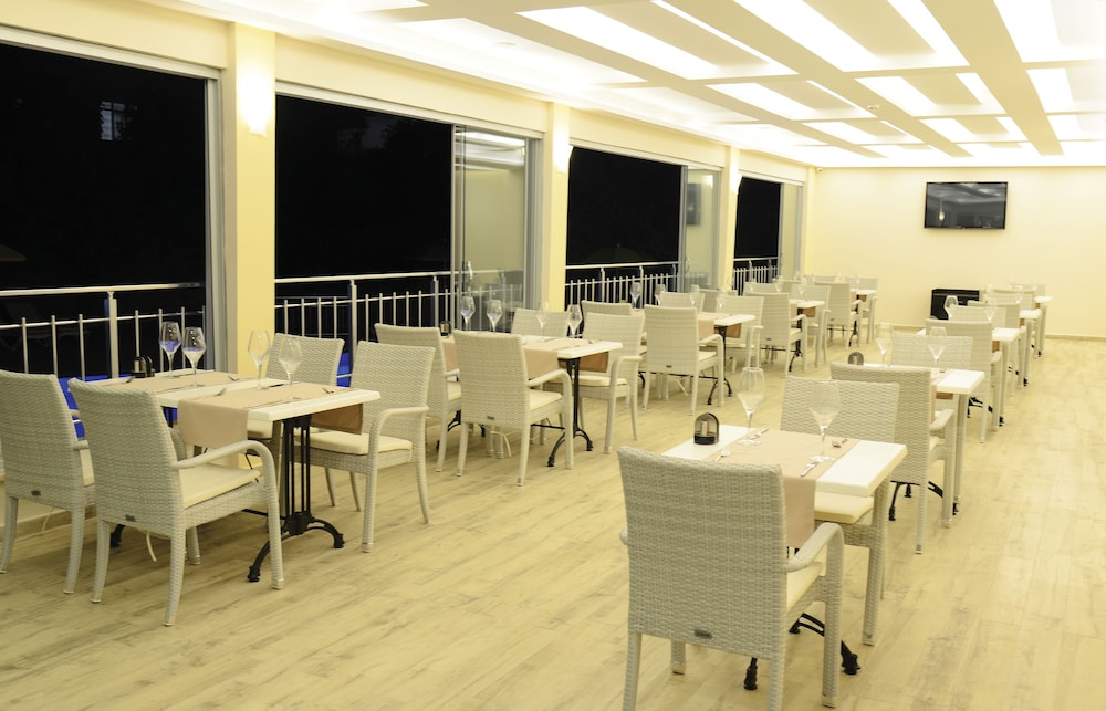 Ozgur Bey Spa Hotel — Restaurant & bars in Alanya