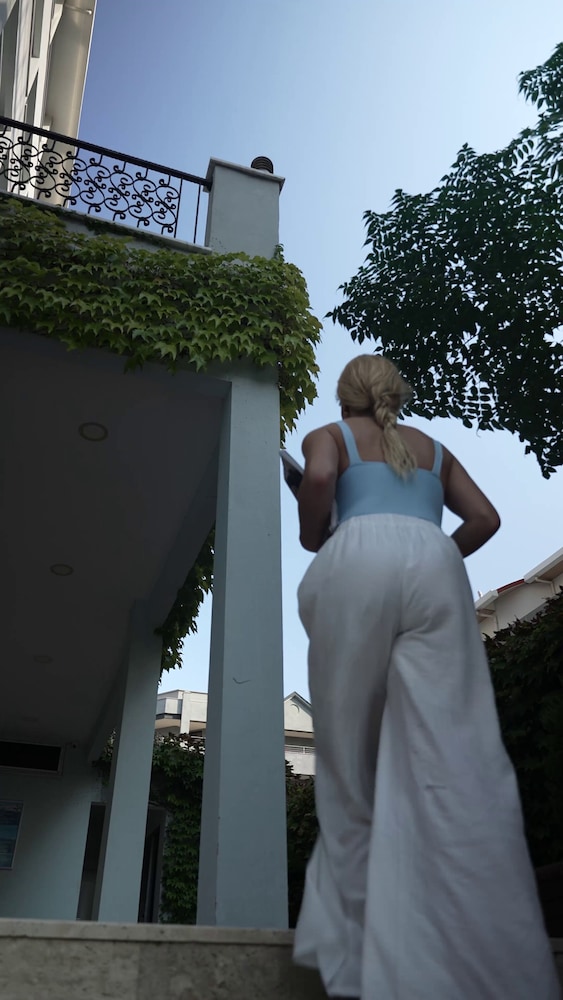 Ozgur Bey Spa Hotel — Hotel building in Alanya