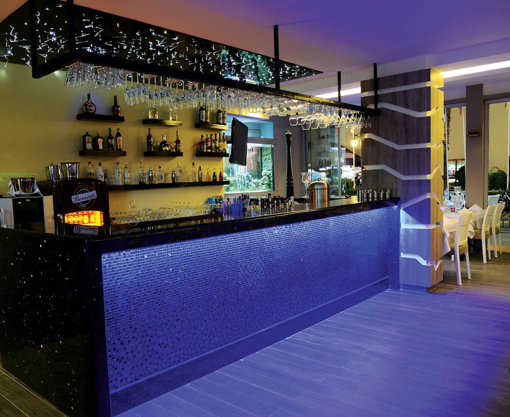 Ozgur Bey Spa Hotel — Restaurant & bars in Alanya