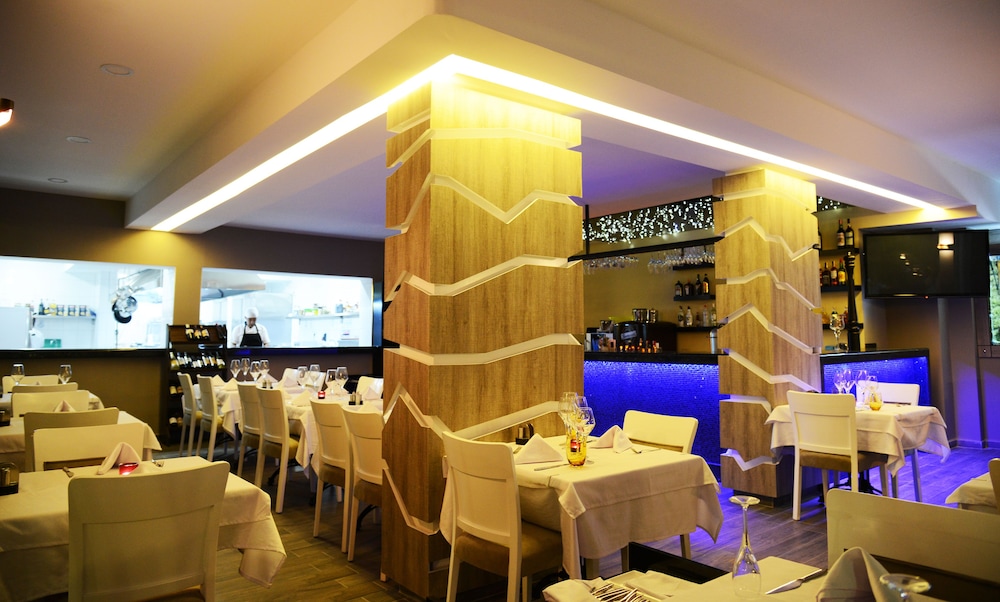 Ozgur Bey Spa Hotel — Restaurant & bars in Alanya