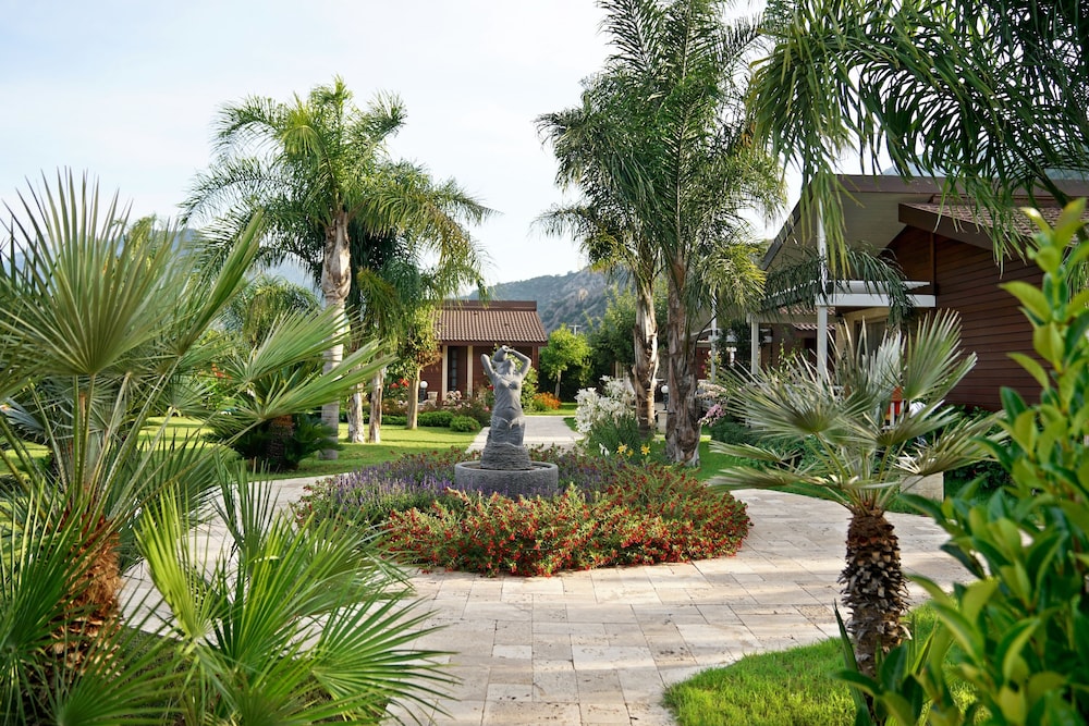 Cirali Hera Hotel — Hotel building in Kemer