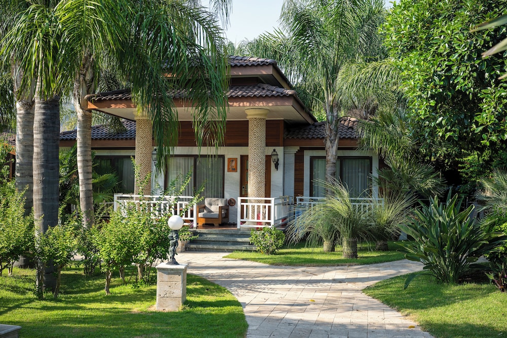 Cirali Hera Hotel — Hotel building in Kemer