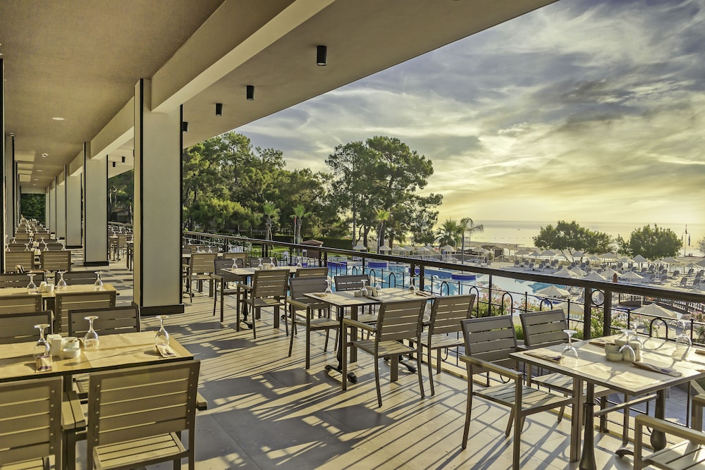 Kimeros Park Holiday Village — Restaurant & bars in Kemer