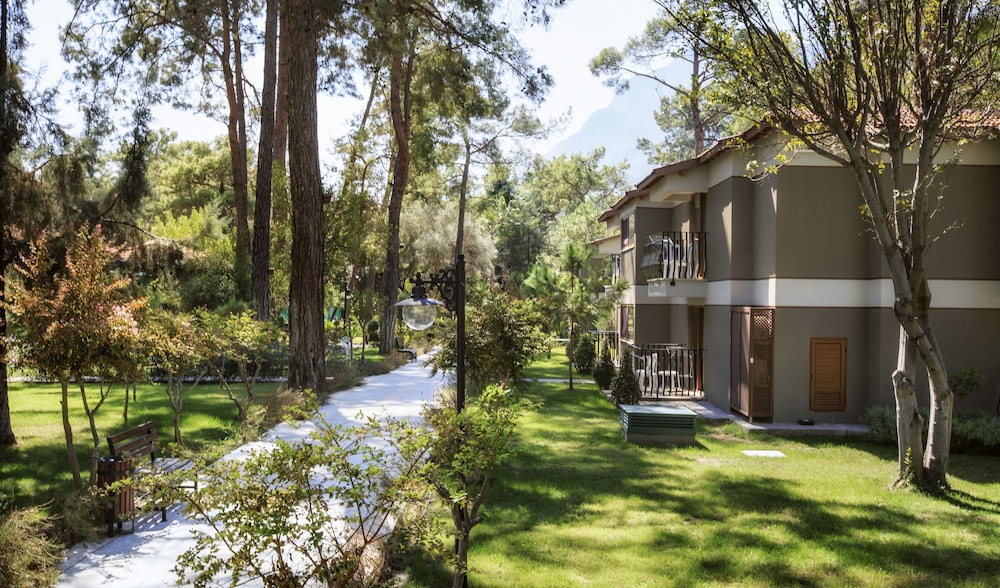 Kimeros Park Holiday Village — Hotel building in Kemer