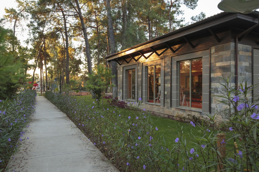 Kimeros Park Holiday Village — Hotel building in Kemer