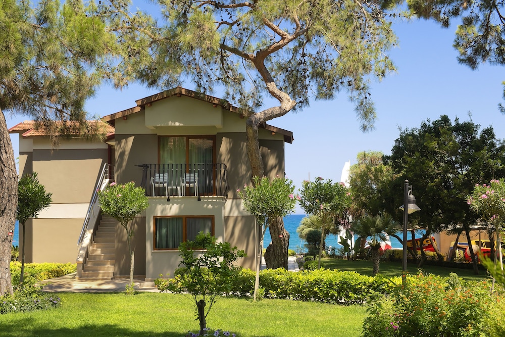 Kimeros Park Holiday Village — Hotel building in Kemer