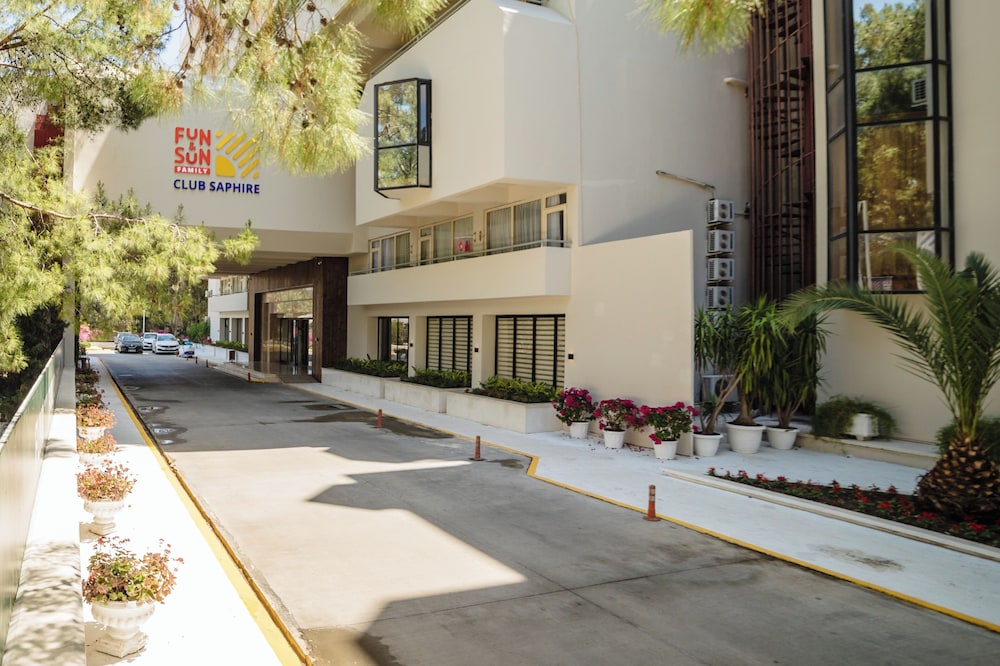 Fun Sun Family Club Saphire — Hotel building in Kemer
