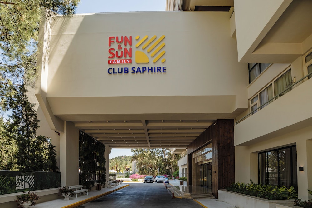 Fun Sun Family Club Saphire — Hotel building in Kemer