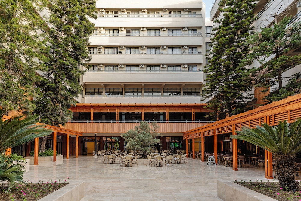 Fun Sun Family Club Saphire — Hotel building in Kemer