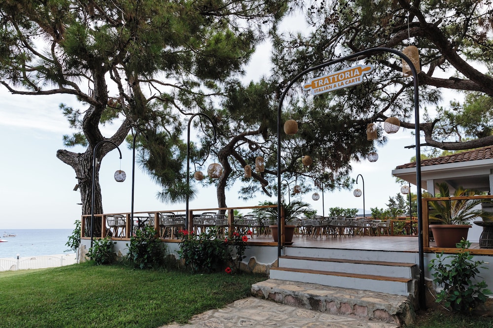 Fun Sun Family Club Saphire — Restaurant & bars in Kemer