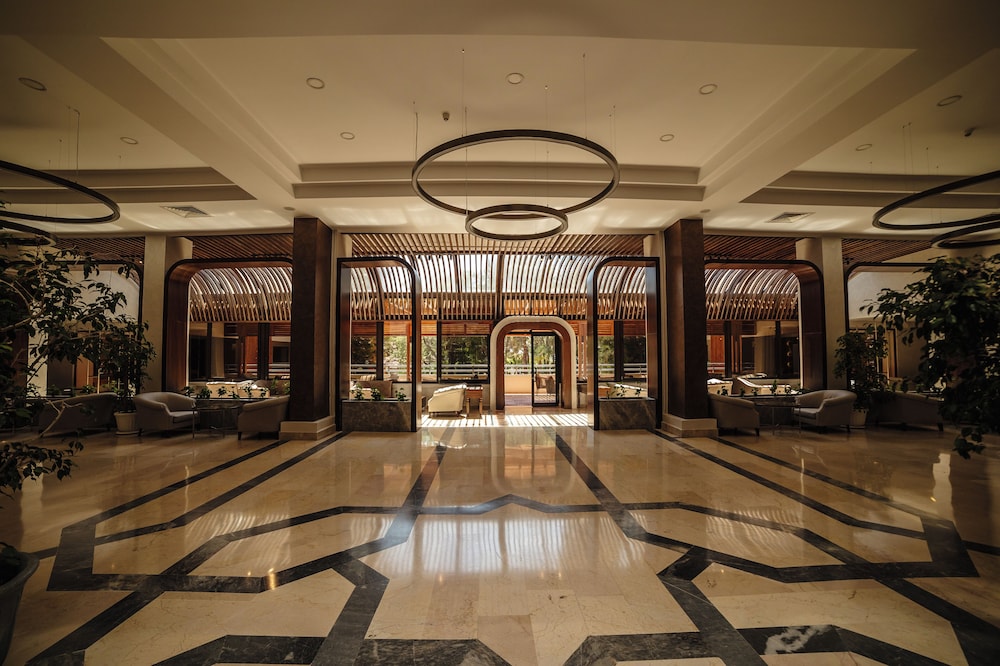Fun Sun Family Club Saphire — Hotel building in Kemer