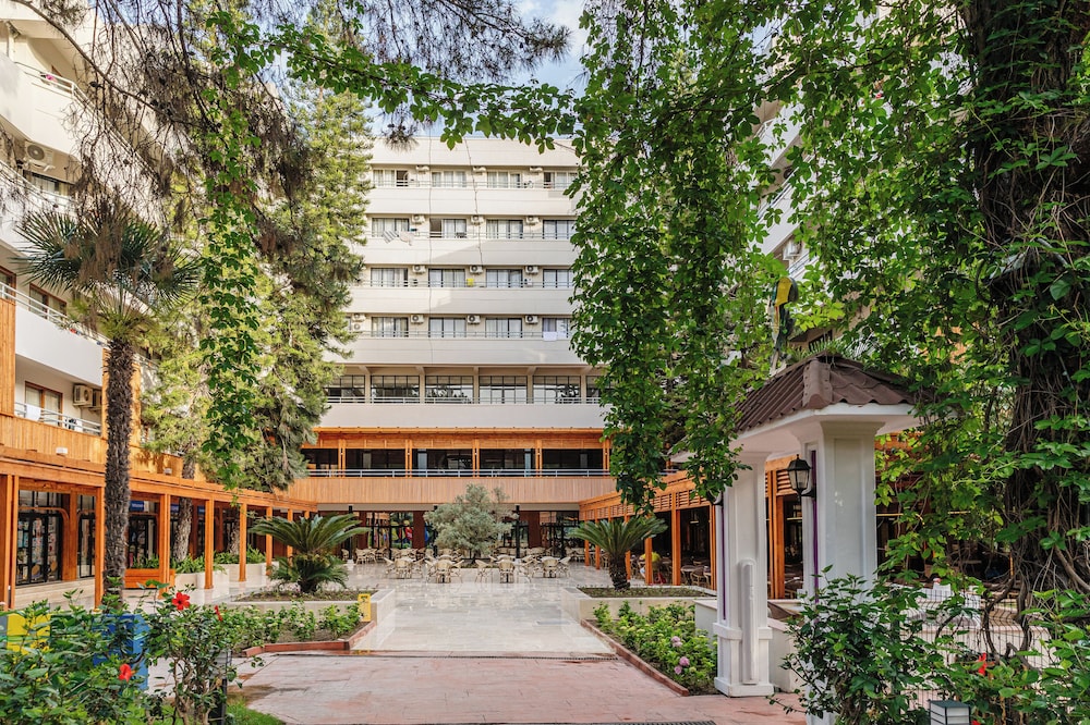 Fun Sun Family Club Saphire — Hotel building in Kemer