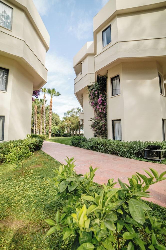 Fun Sun Family Club Saphire — Hotel building in Kemer