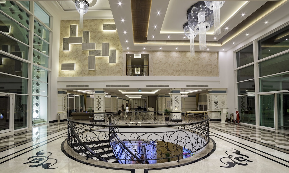Karmir Resort & Spa - Ultra All Inclusive — Hotel building in Kemer
