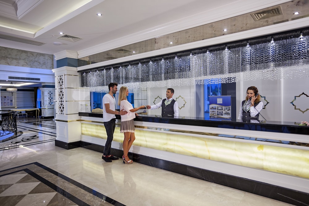 Karmir Resort & Spa - Ultra All Inclusive — Hotel building in Kemer