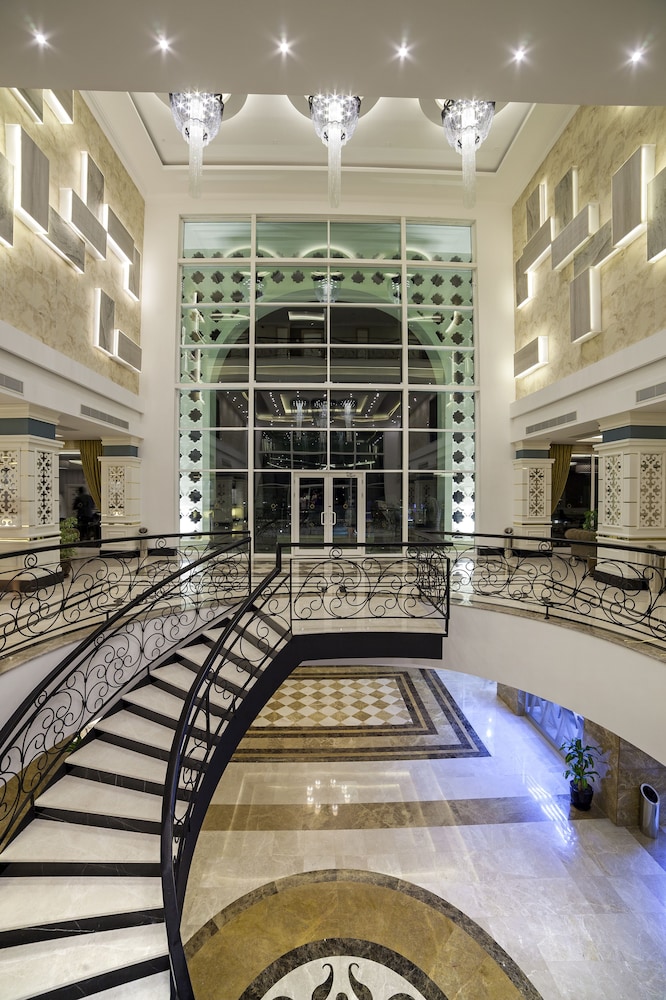 Karmir Resort & Spa - Ultra All Inclusive — Hotel building in Kemer