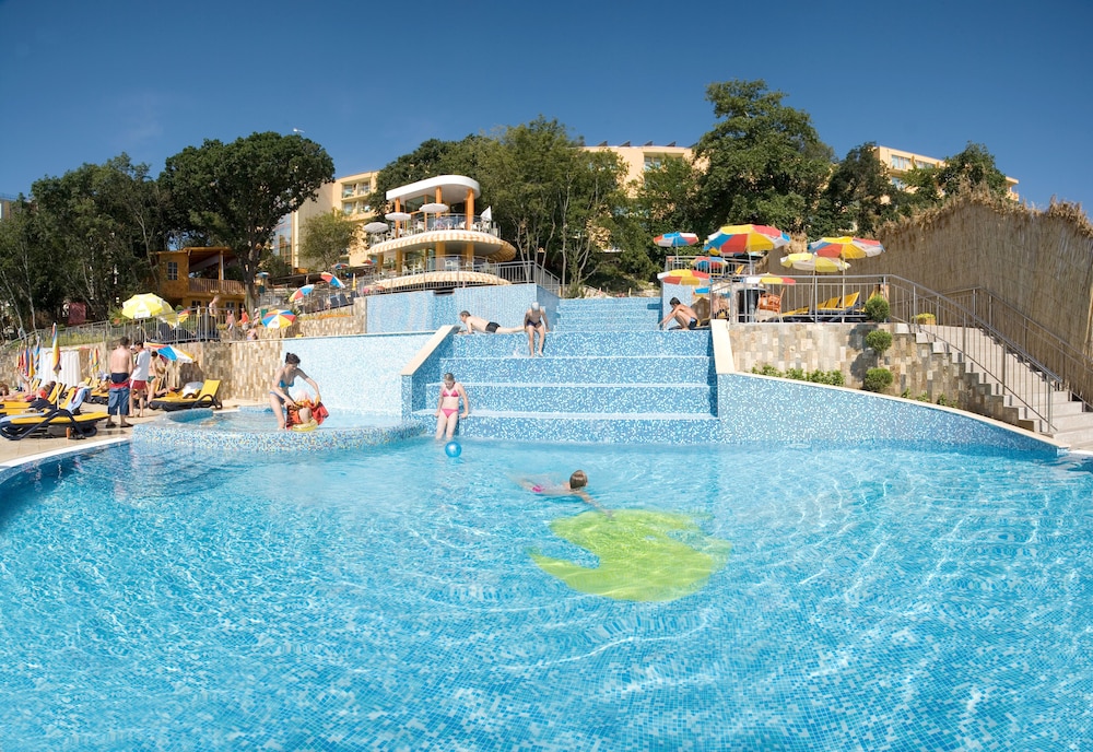 Sunrise Hotel — Swimming pool in Golden Sands, Varna Region