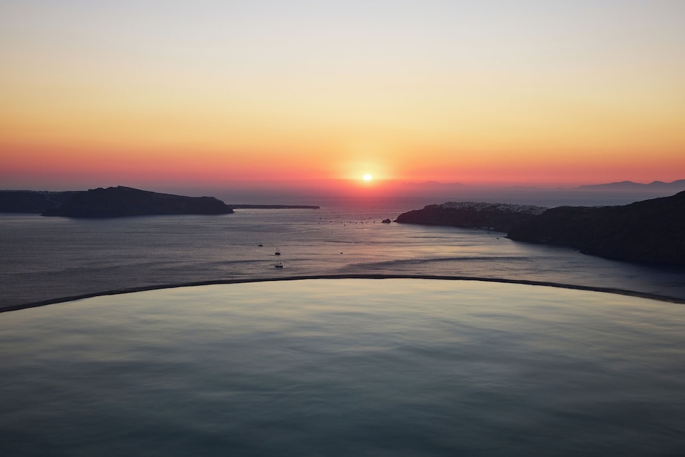 One of One Hotel — Swimming pool in Imerovigli, South Aegean