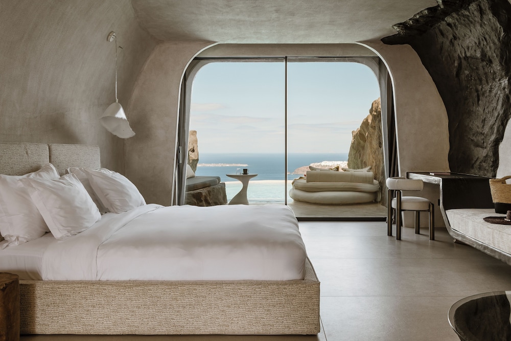 One of One Hotel — Hotel rooms in Imerovigli, South Aegean