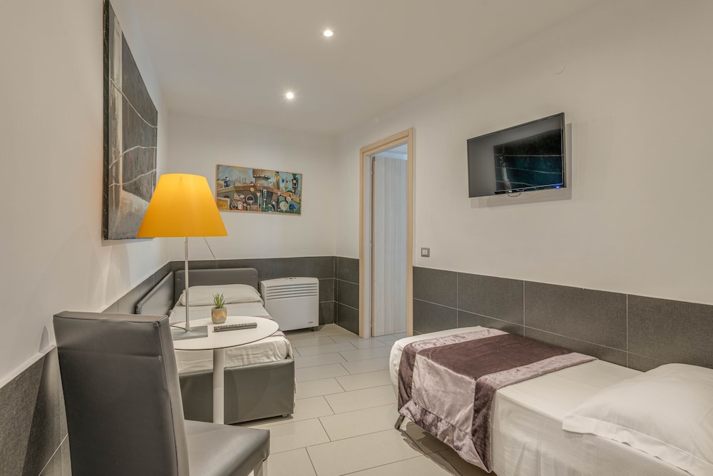 Trevi Palace Hotel — Hotel rooms in Rome, Lazio