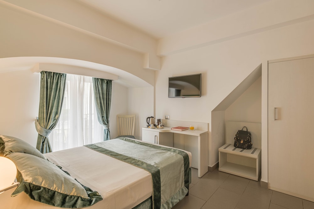 Trevi Palace Hotel — Hotel rooms in Rome, Lazio