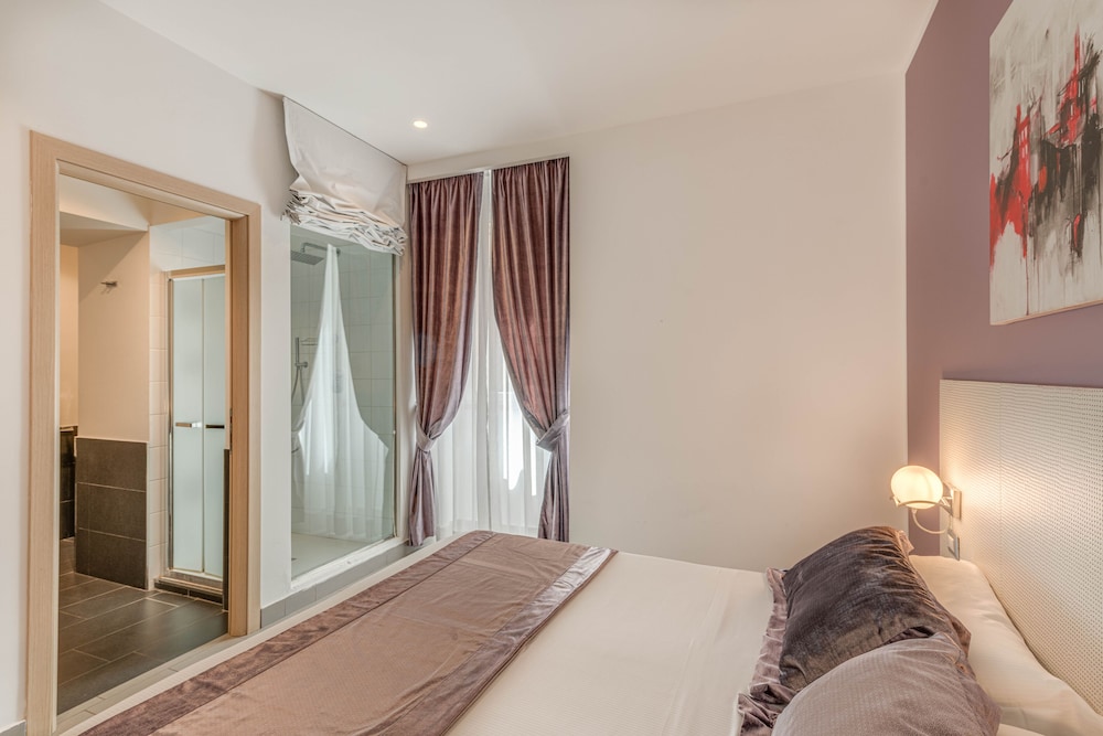 Trevi Palace Hotel — Hotel rooms in Rome, Lazio