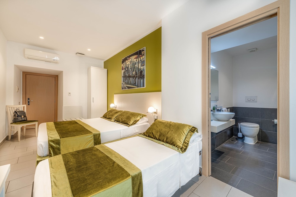 Trevi Palace Hotel — Hotel rooms in Rome, Lazio