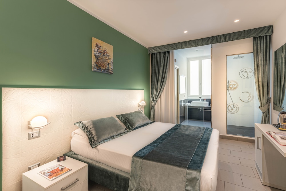 Trevi Palace Hotel — Hotel rooms in Rome, Lazio