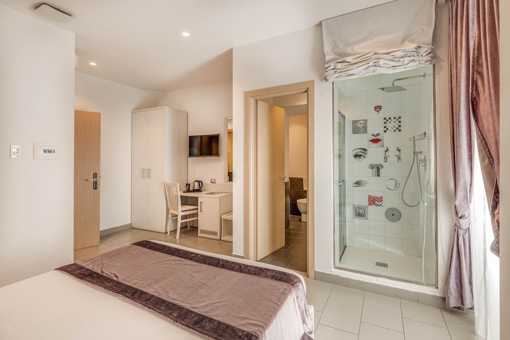 Trevi Palace Hotel — Hotel rooms in Rome, Lazio