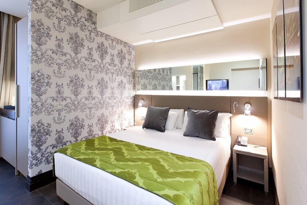 Trevi Palace Hotel — Hotel rooms in Rome, Lazio