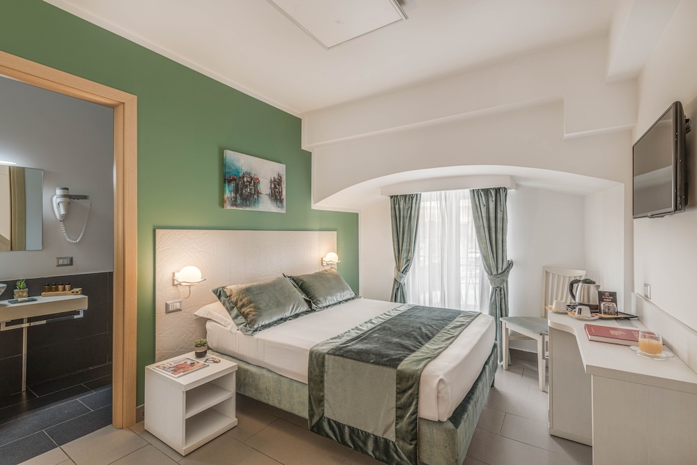 Trevi Palace Hotel — Hotel rooms in Rome, Lazio