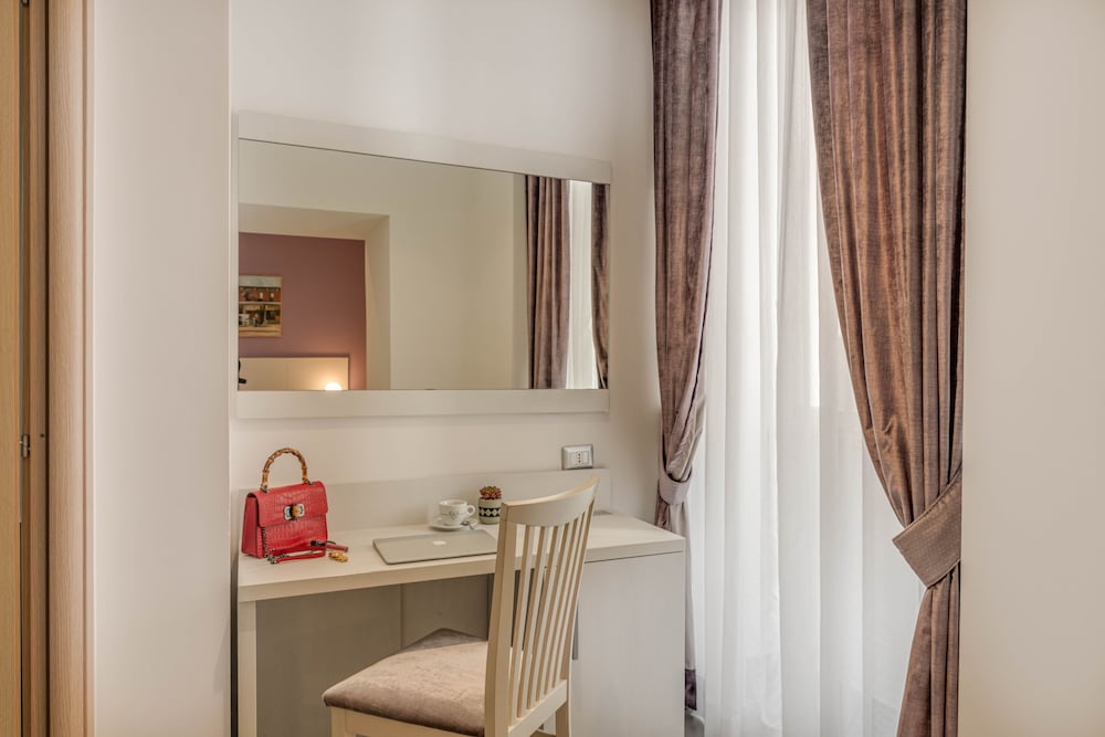 Trevi Palace Hotel — Hotel rooms in Rome, Lazio